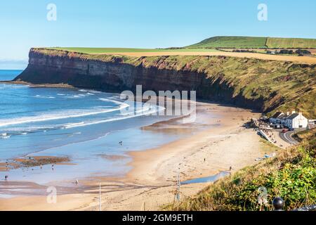 Blick über den Saltburn Beach auf das Hunt Cliff Nature Reserve, die höchsten Klippen an der Nordostküste Englands und eine berühmte Seevögelkolonie Stockfoto