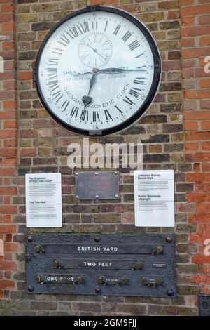 Messingplakette der Public Standards of Length zusammen mit OS-Bankmarkierung außerhalb des Royal Observatory Greenwich. London, Großbritannien. Stockfoto