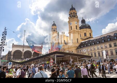 München, 12. September 2021: Menschen auf dem Mercedes Benz / Daimler Messestand auf der IAA Mobilitätsmesse 2021 in München (Odeonsplatz aufhört Stockfoto