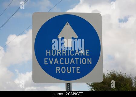 Schild „Hurricane Evacuation Route“, La-27 östlich von Cameron. Hurrikane von Louisiana seit 2000; Lili, Katrina, Rita, Ike, Laura und Ida Stockfoto