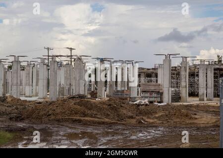 Sturmflutpiers werden 2013 für die Johnson Bayou High School gebaut. Die Schule wurde 2015 eröffnet und erlitt Hurrikanschäden durch nachfolgende Stürme. Stockfoto