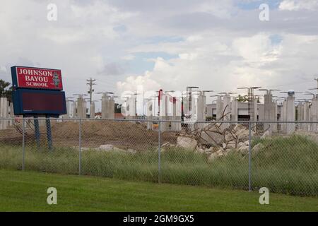 Sturmflutpiers werden 2013 für die Johnson Bayou High School gebaut. Die Schule wurde 2015 eröffnet und erlitt Hurrikanschäden durch nachfolgende Stürme. Stockfoto