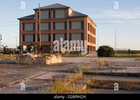 Das Verwaltungsgebäude der Cameron Parish School stellt einen Neubau in Cameron dar, seit der Orkan Ike 2008 die Stadt verwüstet hat. Aber viele leere Platten Stockfoto