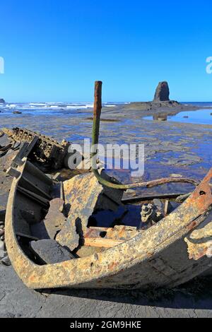 Wrack des Admiral von Tromp und des Black NAB-Seestapels in Saltwick Bay bei Whitby, North Yorkshire, England, Großbritannien. Stockfoto