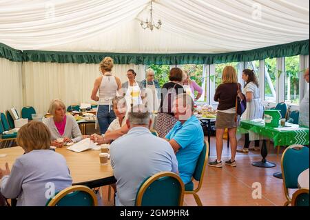 Englefield Green, Egham, Großbritannien. September 2021. Mitarbeiter von Savill Garden und Bewohner der Windsor Great Park Häuser veranstalteten heute ihren 7. Macmillan Cancer Support Coffee Morning auf dem Gelände des Savill Garden. Seit Beginn des Kaffees morgens haben die Kuchen Bäcker über £8k für MacMillan Krebs angehoben. Die letztjährige Veranstaltung musste wegen Covid-19 abgesagt werden. Quelle: Maureen McLean/Alamy Live News Stockfoto