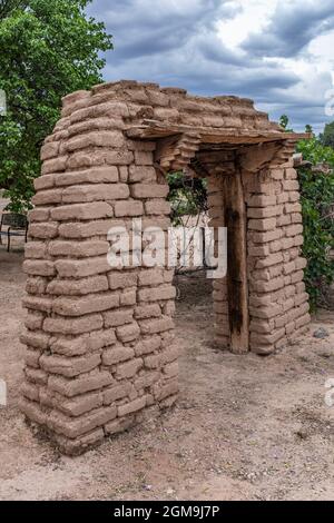 adobe Eingang zur katholischen Kirche San Ysidro, Corrales, New Mexico Stockfoto