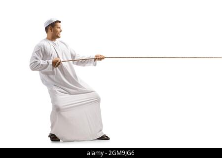 Ganzkörperaufnahme eines Mannes in ethnischer Kleidung, der ein isoliertes Seil auf weißem Hintergrund zieht Stockfoto