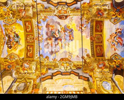 San Rocco in Lugano, erbaut 1580-1597 von der Bruderschaft St. Rocco. Lugano, Kanton Tessin. Schweiz. Die evozierende Bewunderung Fresken des Innenraums, Stockfoto