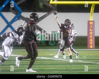 Daona Beach, FL, USA. September 2021. Bethune Cookman Quarterback Shannon Patrick (10) wirft den Ball während des NCAA-Fußballspiels in der 1. Hälfte zwischen den Alabama A&M Bulldogs und Bethune Cookman Wildcats im Daontona Stadium in Daontona Beach, FL. Romeo T Guzman/CSM/Alamy Live News Stockfoto