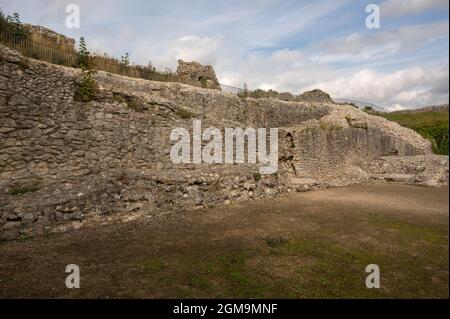 Castle Acre Castle und Stadtmauern sind eine Reihe von zerstörten mittelalterlichen Verteidigungsmauern im Dorf Castle Acre Norfolk gebaut, nach der normannischen Eroberung Stockfoto