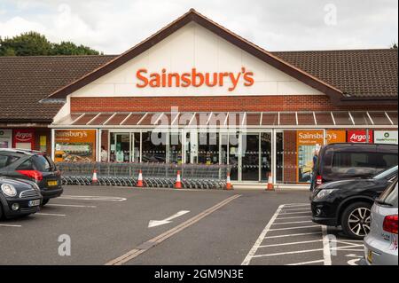 Sainsburys Supermarkt vor dem Eingang Pound Lane Norwich Norfolk mit Einkaufswagen vor dem Hotel Stockfoto