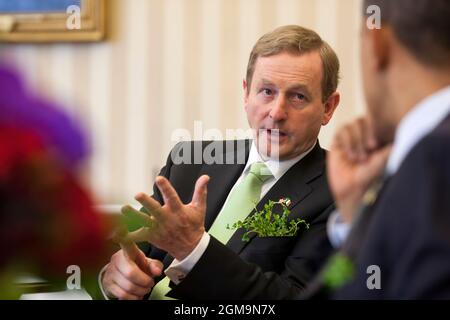 Präsident Barack Obama hört dem irischen Premierminister Enda Kenny während eines Treffens im Oval Office am 20. März 2012 zu. (Offizielles Foto des Weißen Hauses von Pete Souza) Dieses offizielle Foto des Weißen Hauses wird nur zur Veröffentlichung durch Nachrichtenorganisationen und/oder zum persönlichen Druck durch die Betreffzeile(en) des Fotos zur Verfügung gestellt. Das Foto darf in keiner Weise manipuliert werden und darf nicht in kommerziellen oder politischen Materialien, Anzeigen, E-Mails, Produkten oder Werbeaktionen verwendet werden, die in irgendeiner Weise die Zustimmung oder Billigung des Präsidenten, der ersten Familie oder des Weißen Hauses nahelege. Stockfoto