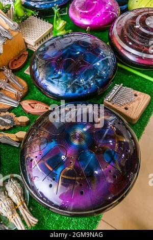 Ausstellung und Verkauf von ungewöhnlichen Musikinstrumenten - Panzertrommel oder Glukophon. Stockfoto