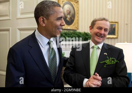 Präsident Barack Obama trifft sich mit dem irischen Premierminister Enda Kenny im Oval Office, 20. März 2012. (Offizielles Foto des Weißen Hauses von Pete Souza) Dieses offizielle Foto des Weißen Hauses wird nur zur Veröffentlichung durch Nachrichtenorganisationen und/oder zum persönlichen Druck durch die Betreffzeile(en) des Fotos zur Verfügung gestellt. Das Foto darf in keiner Weise manipuliert werden und darf nicht in kommerziellen oder politischen Materialien, Anzeigen, E-Mails, Produkten oder Werbeaktionen verwendet werden, die in irgendeiner Weise die Zustimmung oder Billigung des Präsidenten, der ersten Familie oder des Weißen Hauses nahelege. Stockfoto