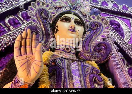 Segenshand, Idol der Göttin, in Kalkutta, Westbengalen, Indien. Die Hindu-Göttin des Wissens, der Musik, der Kunst, der Weisheit und des Lernens. W Stockfoto