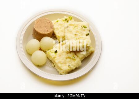 barfi peda und Rasgulla isoliert auf weißem Hintergrund Stockfoto