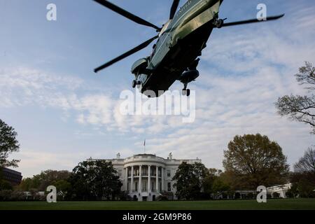 Ein Hubschrauber der HMX-1-Staffel „Nighthawks“ kommt für eine Übungslandung auf dem South Lawn des Weißen Hauses am 30. März 2012. (Offizielles Foto des Weißen Hauses von Lawrence Jackson) Dieses offizielle Foto des Weißen Hauses wird nur zur Veröffentlichung durch Nachrichtenorganisationen und/oder zum persönlichen Druck durch die Betreffenden des Fotos zur Verfügung gestellt. Das Foto darf in keiner Weise manipuliert werden und darf nicht in kommerziellen oder politischen Materialien, Anzeigen, E-Mails, Produkten oder Werbeaktionen verwendet werden, die in irgendeiner Weise die Zustimmung oder Billigung des Präsidenten, der ersten Familie oder t nahelege Stockfoto