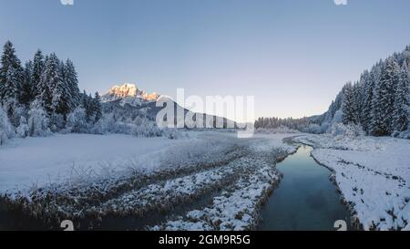 Kalter Wintermorgen am Zelenci-See in Kranjska Gora, Slowenien. Stockfoto