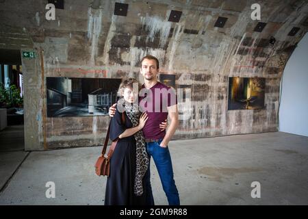 Junges Paar vor Gemälden im Kunstverein Familie Montez in Frankfurt Stockfoto