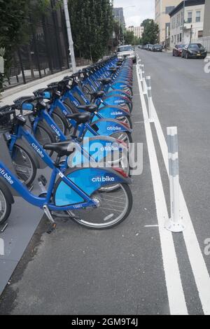 Einer der über 300 Standorte des Fahrradverleihprogramms der Stadt New York neben einer Schule in Brooklyn. Stockfoto