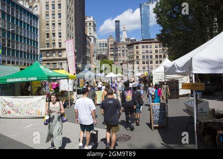 Blick nach Norden auf den Union Square Farmers Market in Manhattan, New York City. Stockfoto