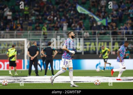 Mailand, Italien. September 2021. Karim Benzema (Stürmer von Real Madrid) während des Fußballspiels FC Inter gegen Real Madrid, Champions-League-Spieltag1 im Stadion San Siro. Real Madrid gewinnt 1:0. (Foto: Fabrizio Andrea Bertani/Pacific Press/Sipa USA) Quelle: SIPA USA/Alamy Live News Stockfoto