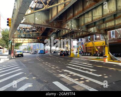 Rosting Infrastruktur auf dem erhöhten U-Bahn-Gitter entlang der New Utrecht Avenue im Stadtteil Borough Park in Brooklyn, New York. Stockfoto
