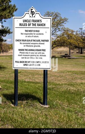 05-14-2020 Bartlesville USA - Schild am Eingang des Woolaroc Museums und des Wildtierschutzgebiets - Onkel Franks Regeln der Ranch. Stockfoto