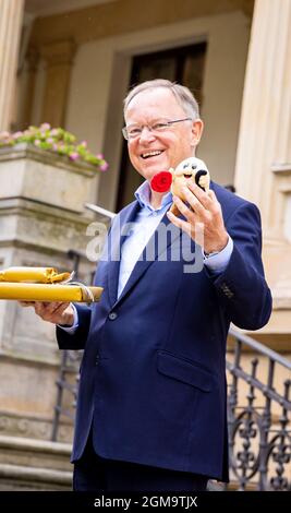 Hannover, Deutschland. September 2021. Stephan weil (SPD), Ministerpräsident von Niedersachsen, steht bei einem Ernteempfang und produziert Könige und Königinnen im Garten des Gästehauses der niedersächsischen Landesregierung und hält ein Plüschspielzeug im Kartoffeldesign hoch. Quelle: Moritz Frankenberg/dpa/Alamy Live News Stockfoto