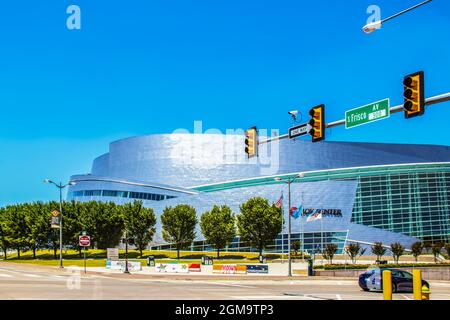 06-13-2020 Tulsa USA BOK Center mit USA Oklahoma und Tulsa Flaggen und Straßenecke und Junge auf dem Roller Stockfoto