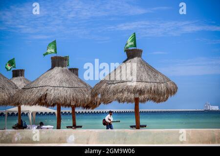 7 06 2017 Progreso Yucatan Mexico längster Pier der Welt in den Golf von Mexiko bei Progreso in Yucatan sah man an Tiki-Schirmen auf dem melac vorbei Stockfoto