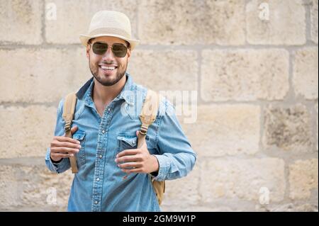 Stilvoller Reisender bärtiger Mann im Hut posiert Blick auf Kamera, Reise und Fernweh Konzept. Hochwertige Fotos Stockfoto