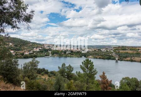 Das Dorf Vila Velha de Ródão eine Gemeinde von Castelo Branco am Fluss Tejo, Portugal. Stockfoto