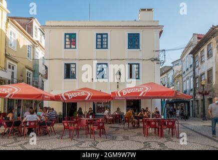 Blick auf die Straße mit Platz im alten historischen Stadtzentrum von Aveiro, Portugal. Stockfoto