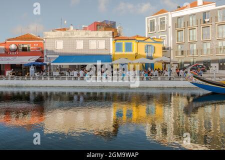 Aveiro, Portugal, Kanäle mit Moliceiros, traditionelle Gondelboote auf den Kanälen der Ria de Aveiro, Europa Stockfoto