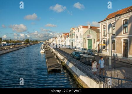 Aveiro, Portugal, Kanäle mit Moliceiros, traditionelle Gondelboote auf den Kanälen der Ria de Aveiro, Europa Stockfoto