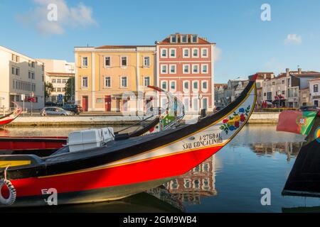 Aveiro, Portugal, Kanäle mit Moliceiros, traditionelle Gondelboote auf den Kanälen der Ria de Aveiro, Europa Stockfoto