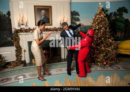 Präsident Barack Obama und First Lady Michelle Obama begrüßen Edith Childs aus Greenwood, S.C., während einer Feiertagsfeier am 4. Dezember 2009 im diplomatischen Empfangsraum des Weißen Hauses. Childs prägten den Wahlkampfslogan „angefeuert, bereit zu gehen“. (Offizielles Foto des Weißen Hauses von Lawrence Jackson) Dieses offizielle Foto des Weißen Hauses wird nur zur Veröffentlichung durch Nachrichtenorganisationen und/oder zum persönlichen Druck durch die Betreffenden des Fotos zur Verfügung gestellt. Das Foto darf in keiner Weise manipuliert werden und darf nicht in kommerziellen oder politischen Materialien, Anzeigen, E-Mails, Stockfoto