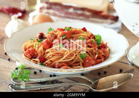 Spaghetti-Mahlzeit auf einem Teller, Holzhintergrund Stockfoto