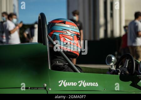 Caramulo, Portugal - 04. September 2021: Portugiesischer Fahrer in seinem grünen Rennwagen beim Caramulo Motorfestival 2021 Stockfoto