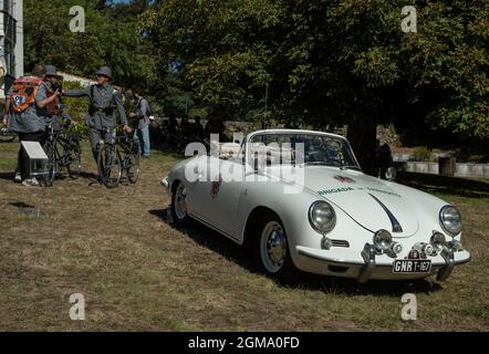 Caramulo, Portugal - 04. September 2021: Porsche 356 Cabriolet der portugiesischen Polizei GNR und Vintage-Outfits beim Caramulo Motorfestival 2021 Stockfoto