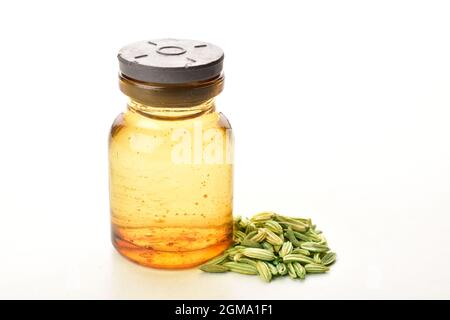 Fenchel Samen mit ätherischen Öl in eine Flasche. auf weißem Hintergrund Stockfoto