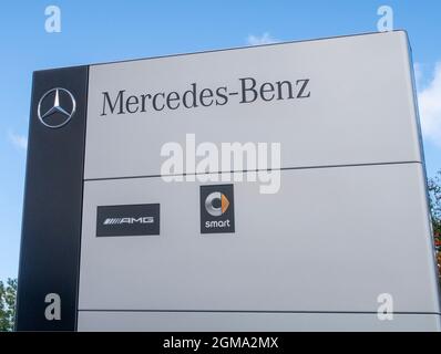 Mercedes Benz, AMG und Smart Logo und Schild vor dem Autohändler Showroom, Exeter Stockfoto