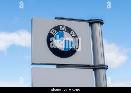 BMW Auto Logo und Schild vor dem Autohändler Showroom, Exeter Stockfoto