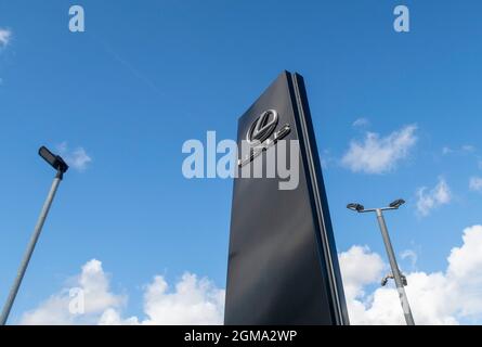 Lexus Auto-Logo und Schild vor dem Autohändler Showroom, Exeter Stockfoto