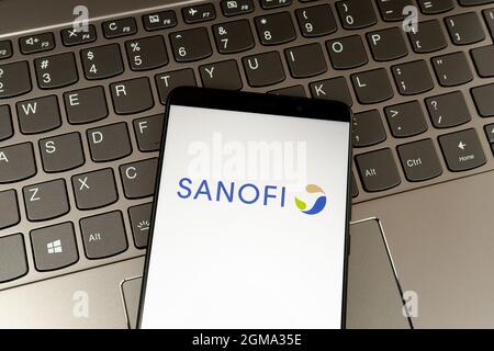 Sanofi-Logo auf dem Smartphone-Bildschirm auf der Tastatur. Stockfoto