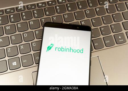 Robinhood-Logo auf dem Smartphone-Bildschirm auf der Tastatur. Stockfoto