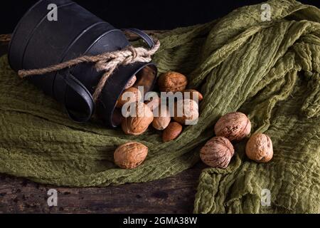 Stillleben mit rustikalen Metallplatten und frischen Walnüssen Stockfoto