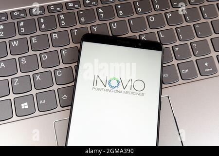 Inovio Pharmaceuticals Logo auf dem Smartphone-Bildschirm auf der Tastatur. Stockfoto
