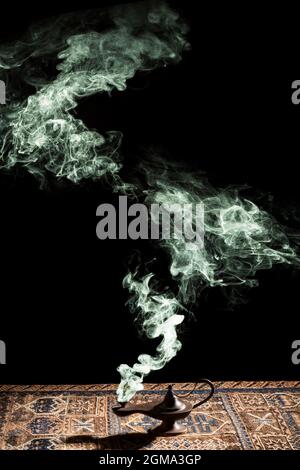 Märchenhafte Öllampe mit Rauch, der herauskommt Stockfoto